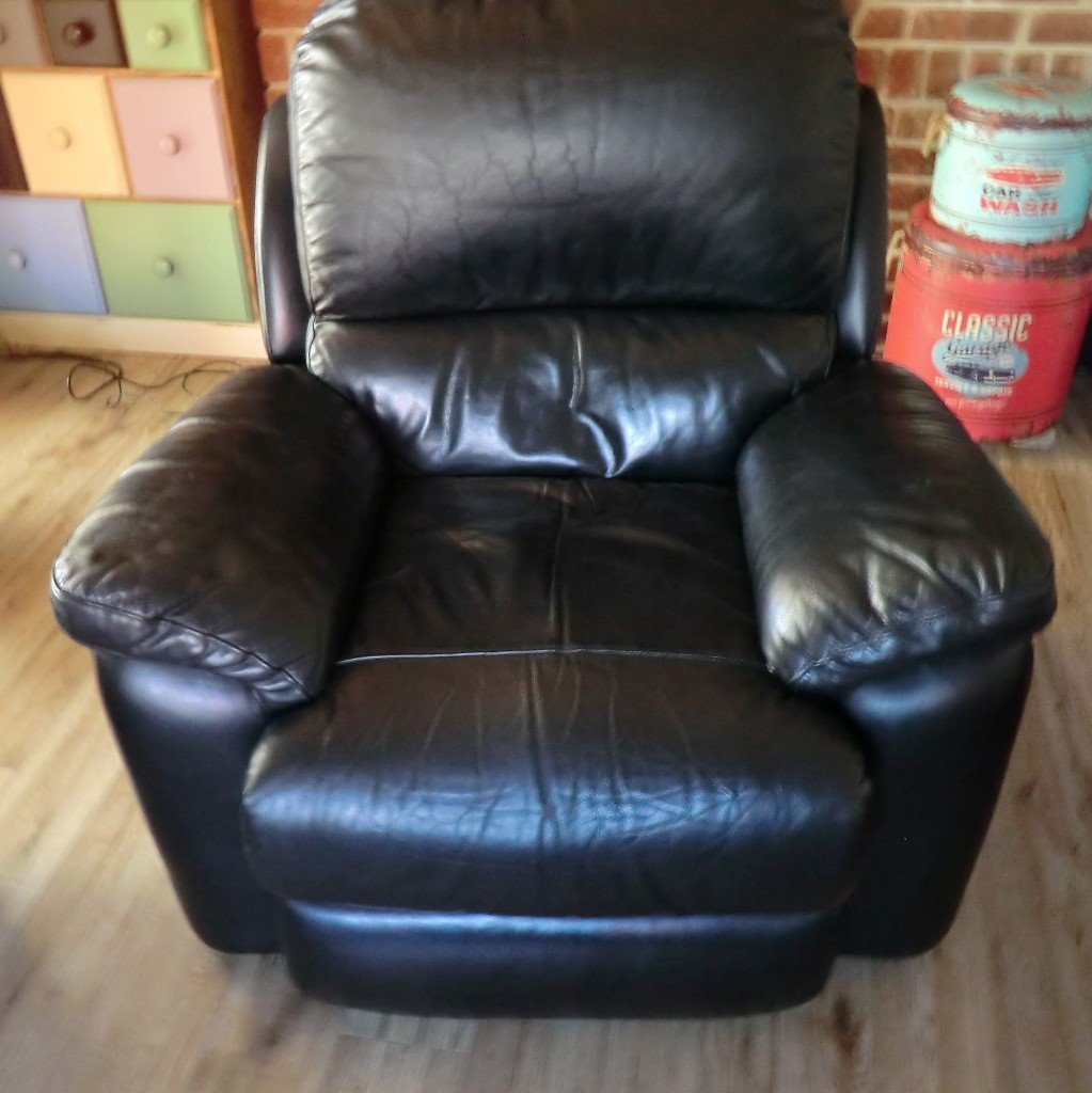 LAYZBOY BLACK LEATHER ELECTRIC RECLINING ARMCHAIR in Kirkbyin