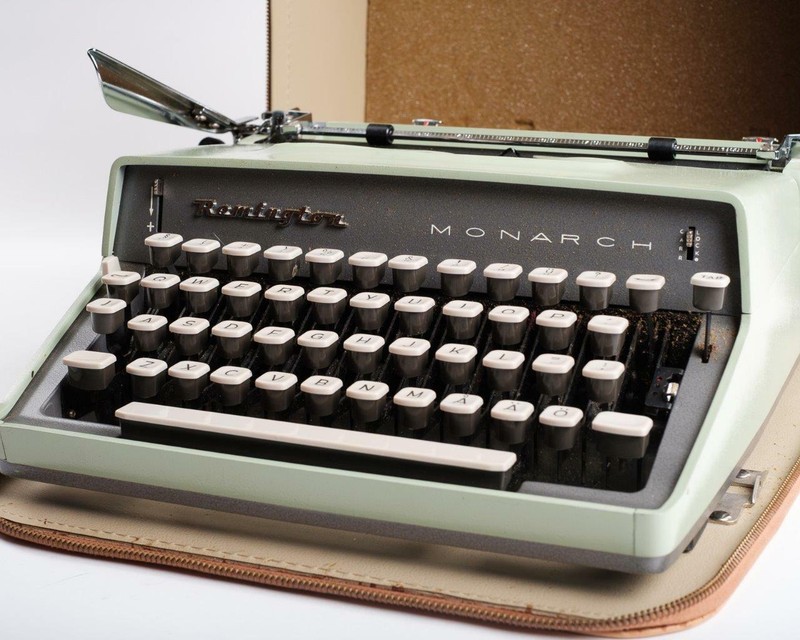 Remington typewriter photos of Remington Monarch by year then serial number by date