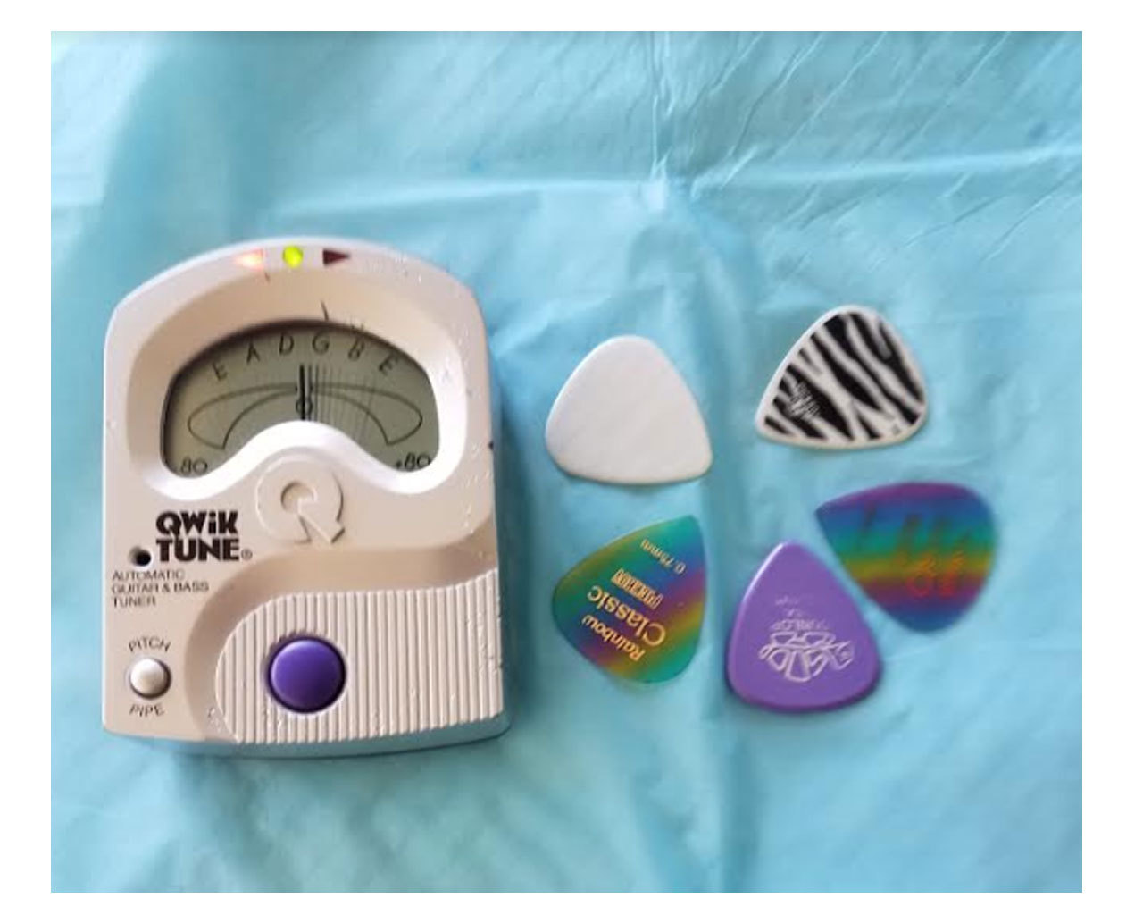 Qwik Tune QT-11 Automatic Guitar Tuner  With Batteries and 5 Guitar Picks