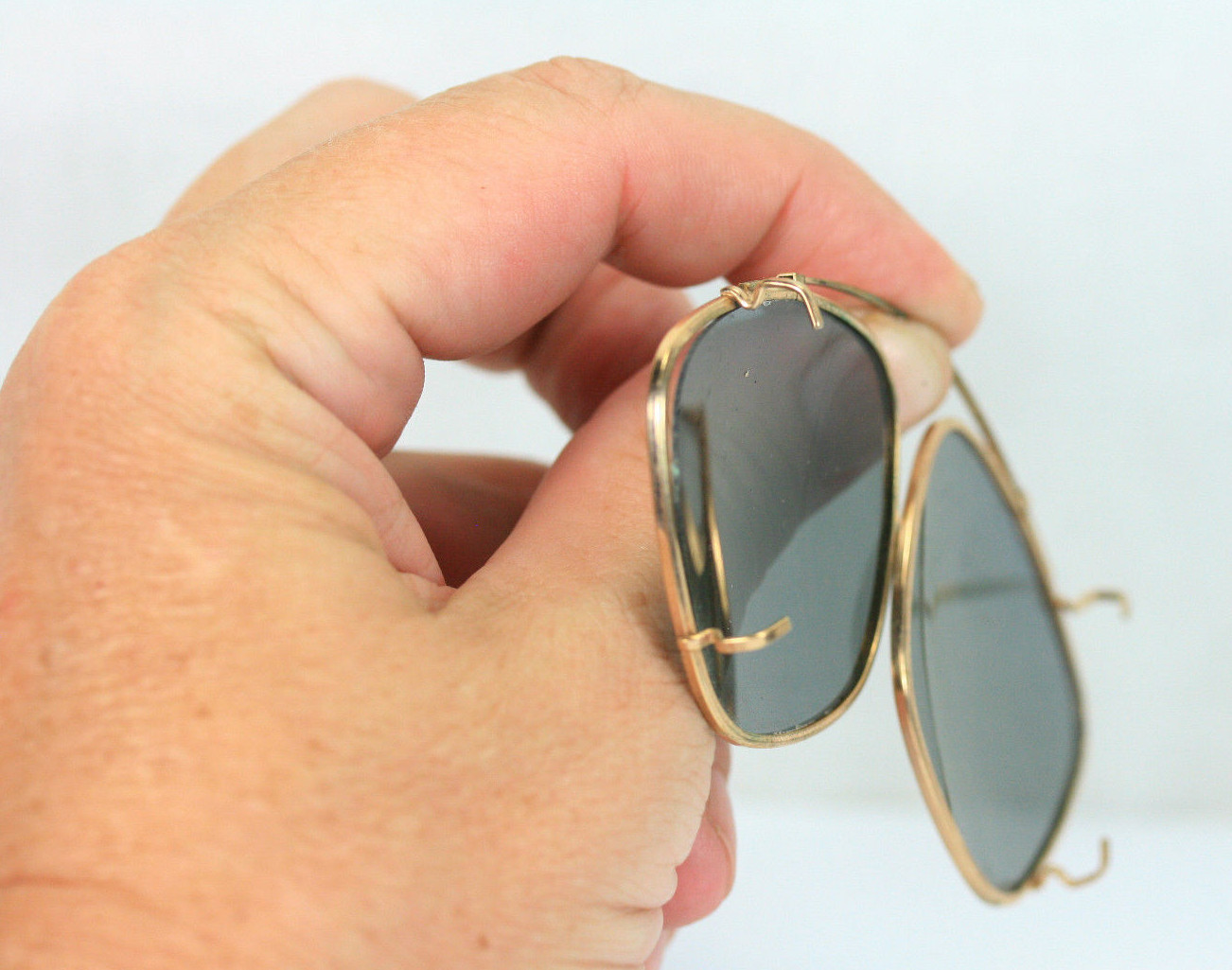 VINTAGE POLAROID CLIP ON SUNGLASSES IN LEATHER CASE