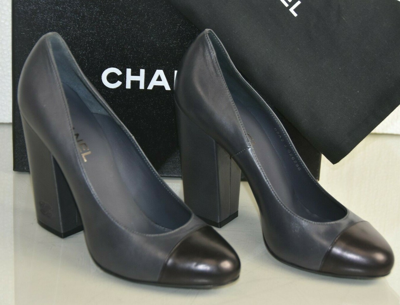 【ゅぅ】Chanel 黒 ベルベット スニーカー 40 Chanel Black CC Lace Up Sneakers 40 – THE CLOSET