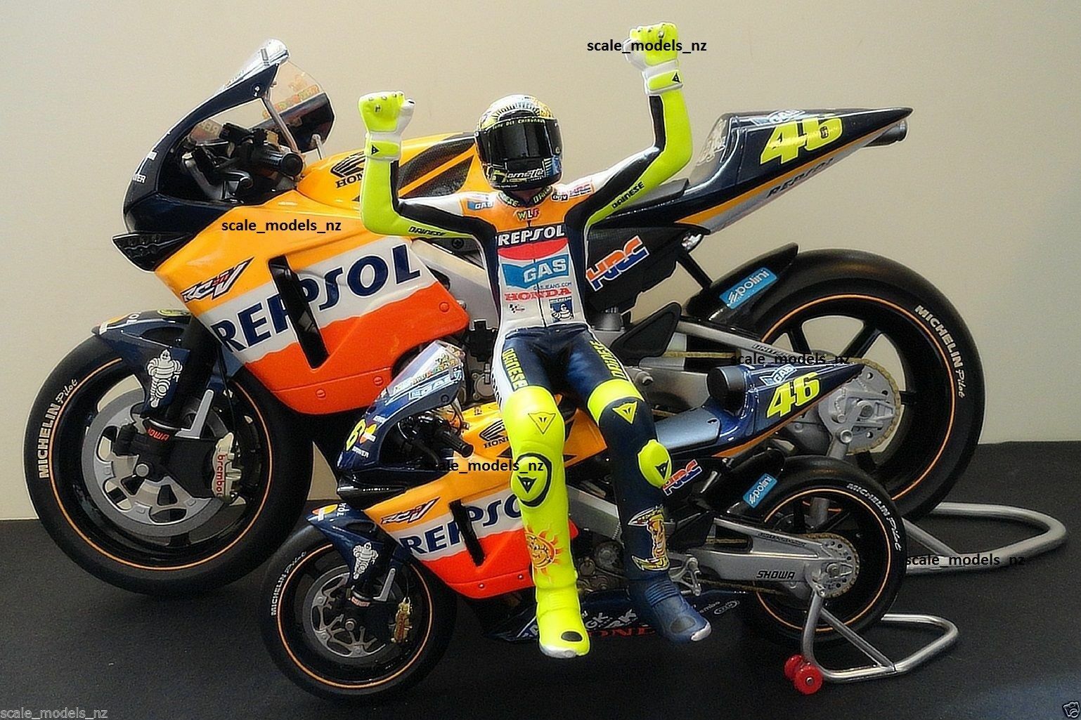 MINICHAMPS 1:6 – ROSSI 2002 MOTOGP HONDA RC211V + ALSO HAVE MINICHAMPS 1:6 – ROSSI 2002 MOTOGP HONDA RC211V + ALSO HAVE