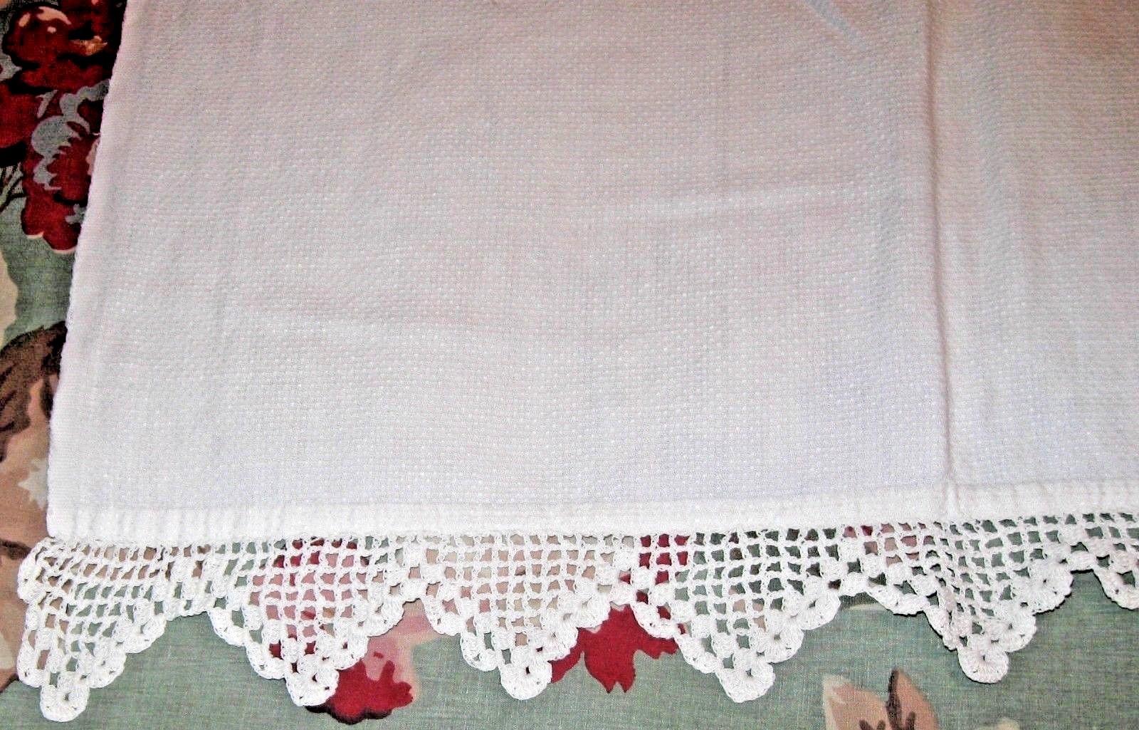 VINTAGE TABLE RUNNER CENTERPIECE WHITE COTTON HAND CROCHETED LACE EDGE 17