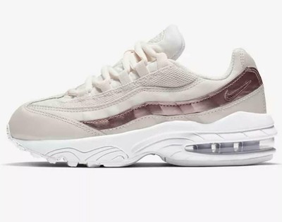 

Nike Air Max 95 Phantom/Metallic Red Bronze-White для маленьких детей (AQ8070 015) —, Белый