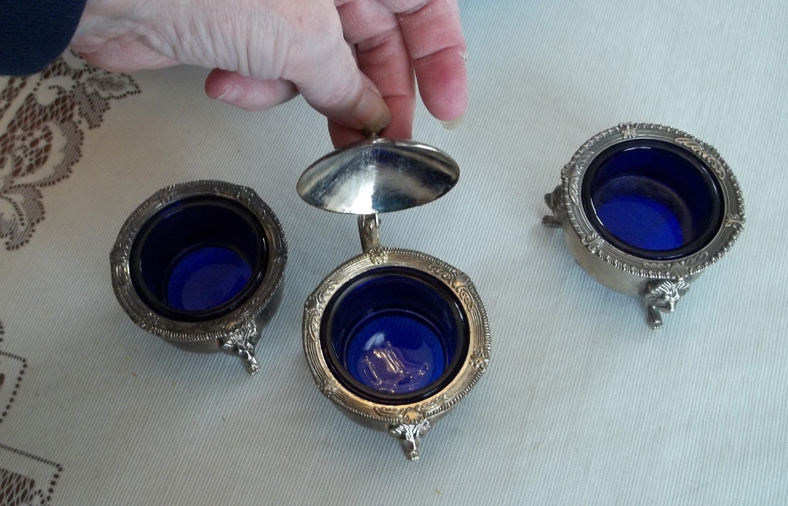 Vtg. SILVER MUSTARD POT & Salt Cellars WITH COLBALT BLUE Glass Liners- Lion Head