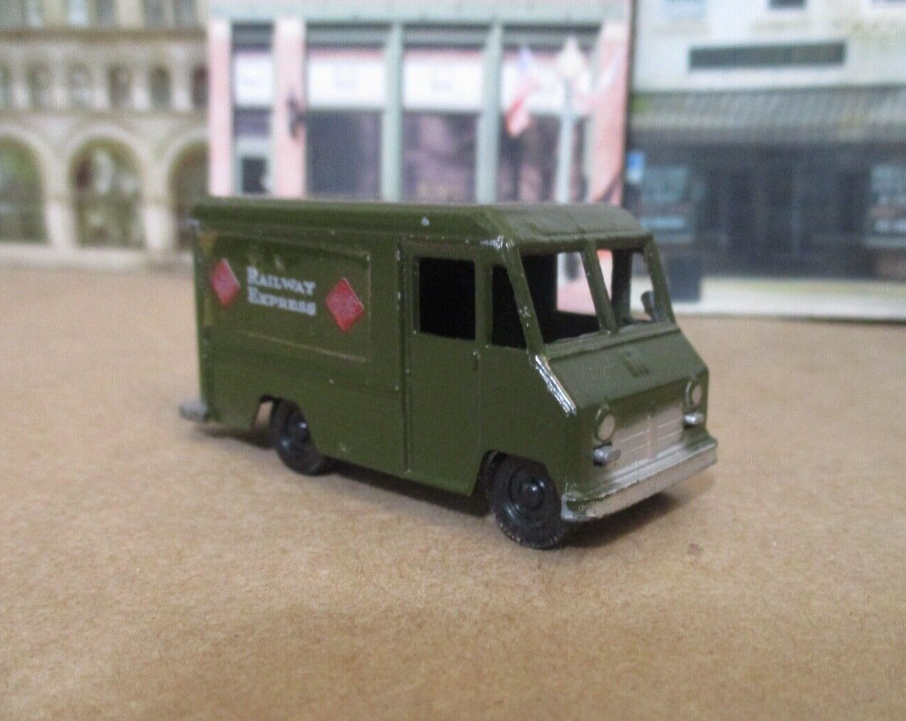 Vintage Tootsietoy Railway Express Step Van in Green  1:76 scale