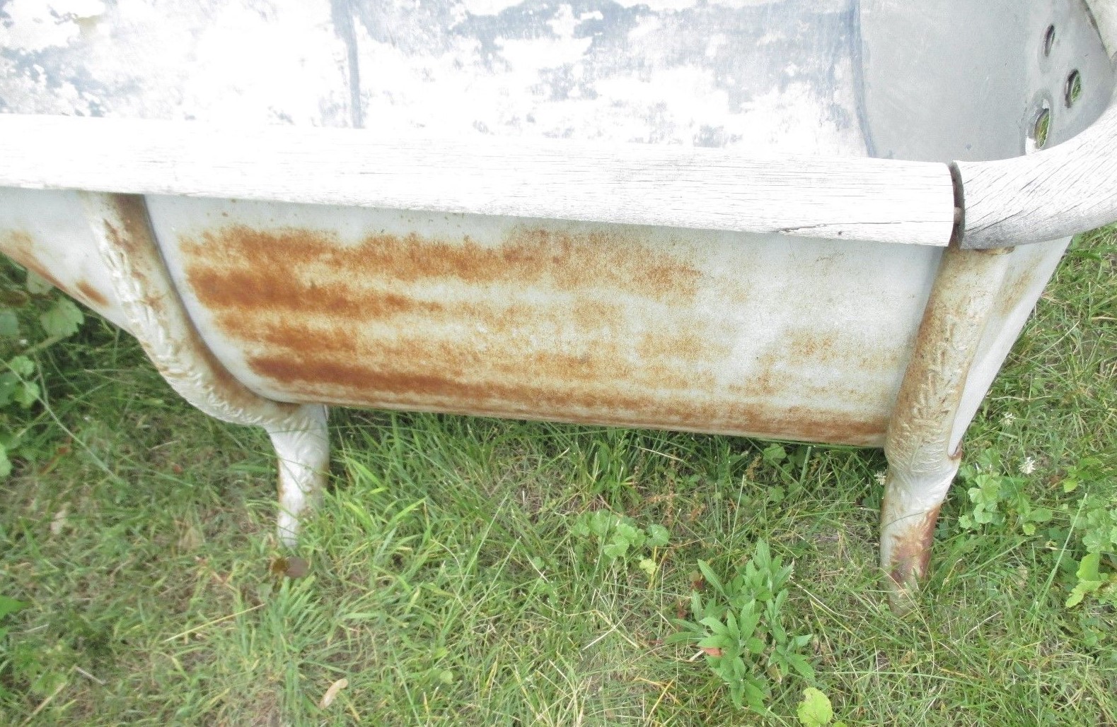 ANTIQUE EARLY 20th CENTURY ZINC LINED COPPER BATHTUB ON FANCY CAST IRON LEGS