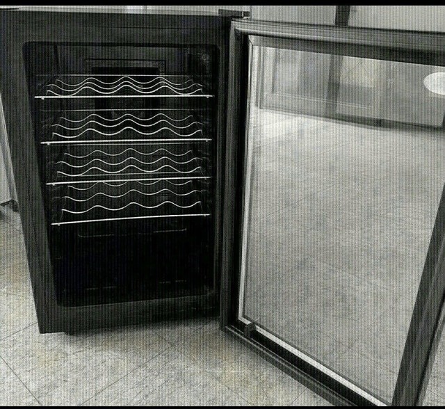 Warranty 24 Bottle Dome wine Fridge Good work cond Fridges & Freezers