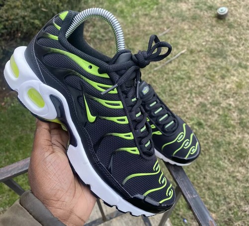 nike air max plus black and volt
