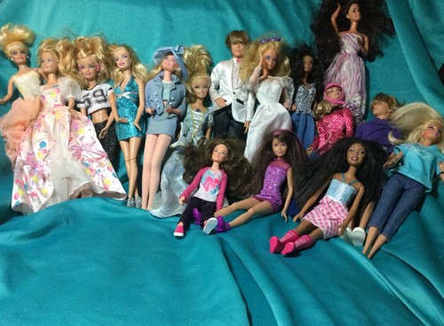 LOT OF 16 VINTAGE BARBIE DOLLS MOST WITH CLOTHES/JEWELRY