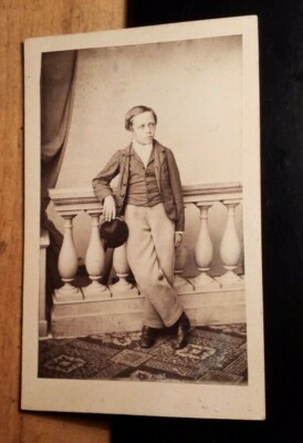 stehender Junge mit Mütze in der Hand - Schüler - Kulisse - ca. 1860er Jahre CDV