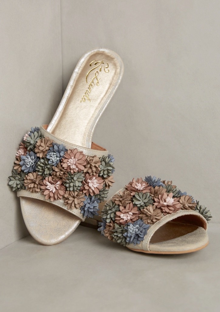 

Anthropologie Liendo Seychelles Сандаловые цветы Металлизированная кожа 6 NIB, Taupe rose blue teal, Flowers
