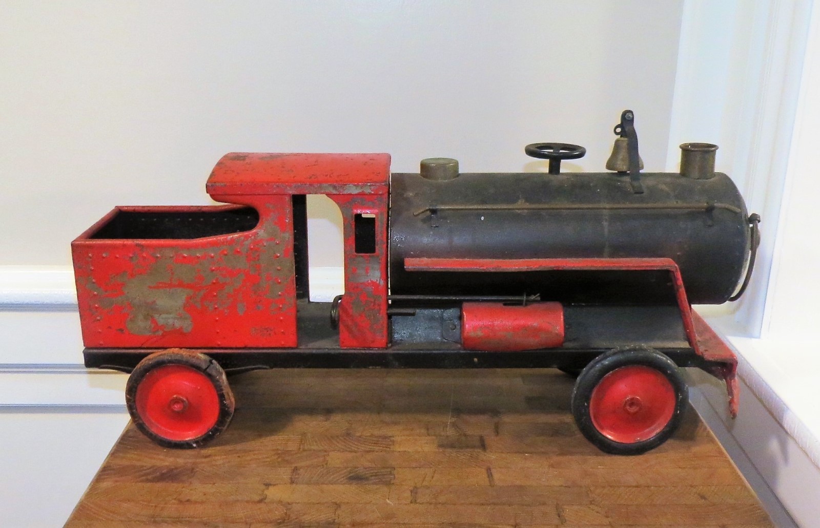 Vintage Keystone Ride On Train w/steering wheel and bell model 6400?