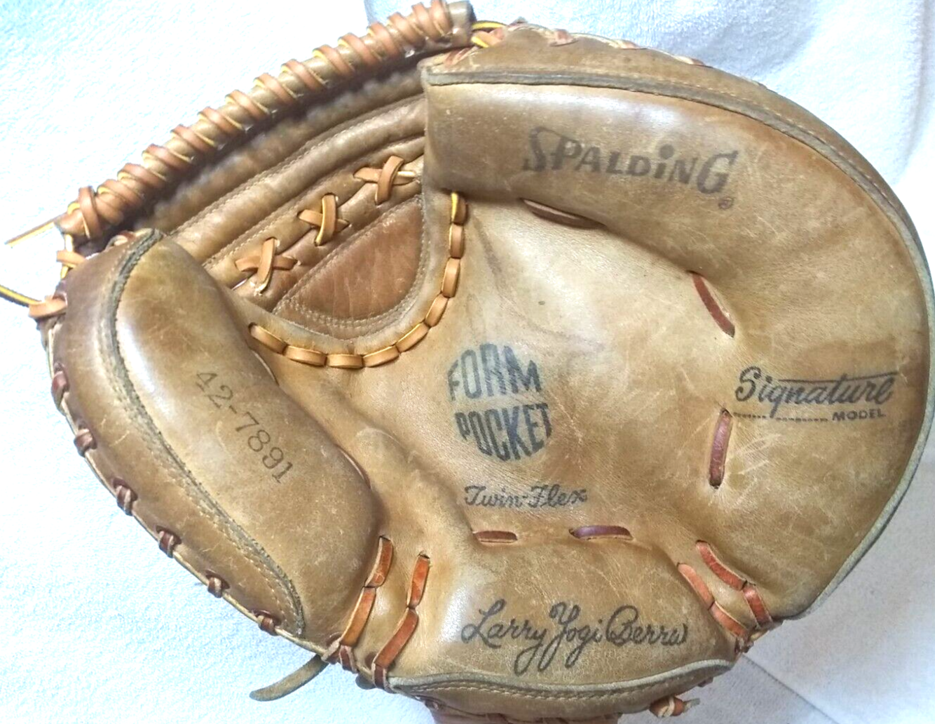 Yogi Berra 42-7891 Spalding Baseball Glove RHT New Pocket