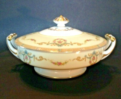 Do you know the maker or pattern name? Made in Japan... Vintage Round Vegetable Bowl with Lid