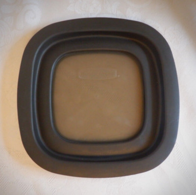 Rubbermaid Easy Find Replacement Lids 7'' Square Black Snap On w/Smoky Window