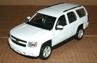 1/24 Scale 2008 Chevy Tahoe LT Diecast Model GMT920 SUV Welly 22509 White