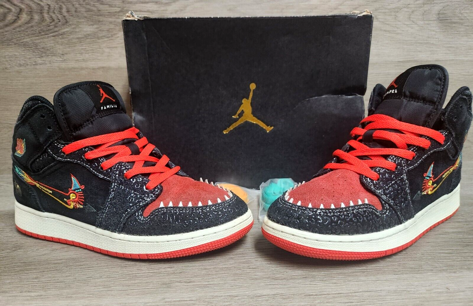 Nike Jordan 1 Mid SE Siempre Familia 2021 SIZE 6.5 DN5121 01