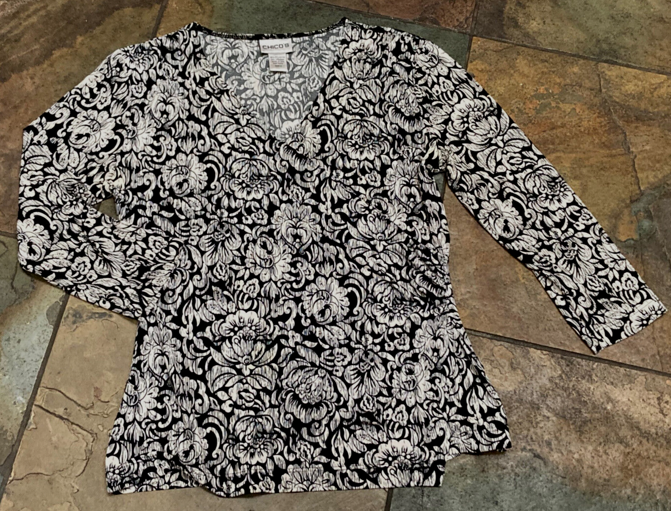 1023 CHICO'S Sz 0 (4/6) Fold Over Front Silky Floral 3/4