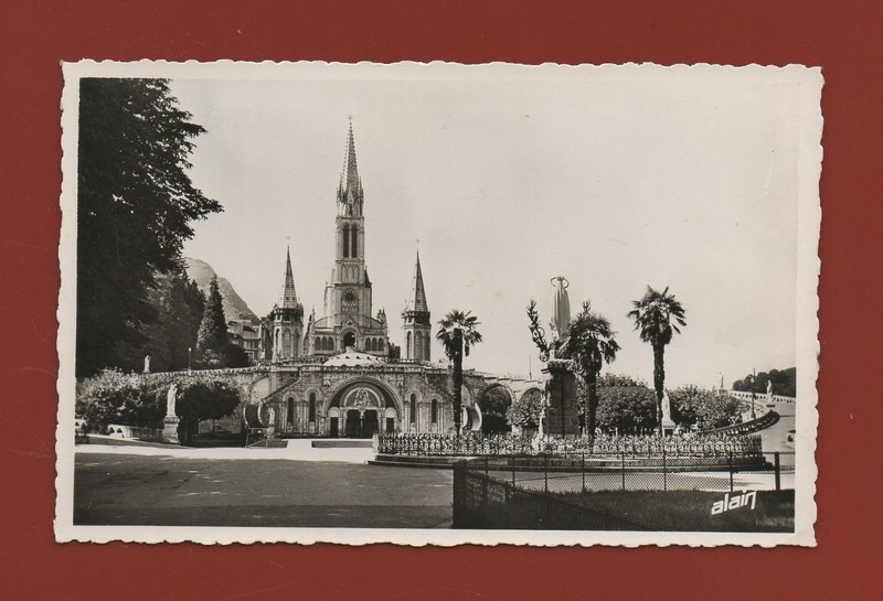 Lourdes - La Basilique Et La Vierge  .....  (D3125)