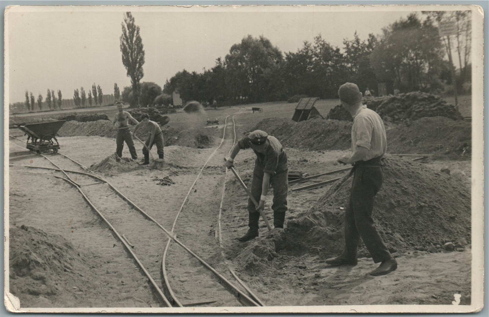 R.A.D. SOLDIERS at WORK RAILWAY VINTAGE GERMAN REAL PHOTO