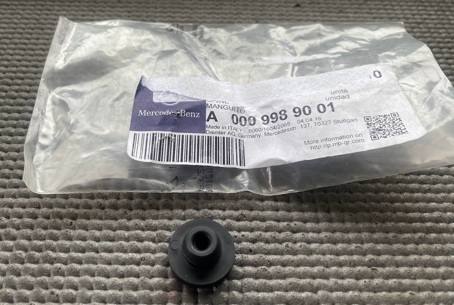 値下げしました！MERCEDES-BENZ 600 OEM Mercedes-Benz Windshield Washer Pump Grommet - #A 000