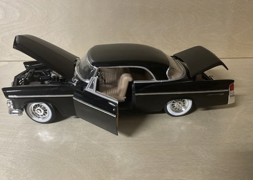 Maisto Chrysler 300B (1956) ミニカー s-l1200.jpg
