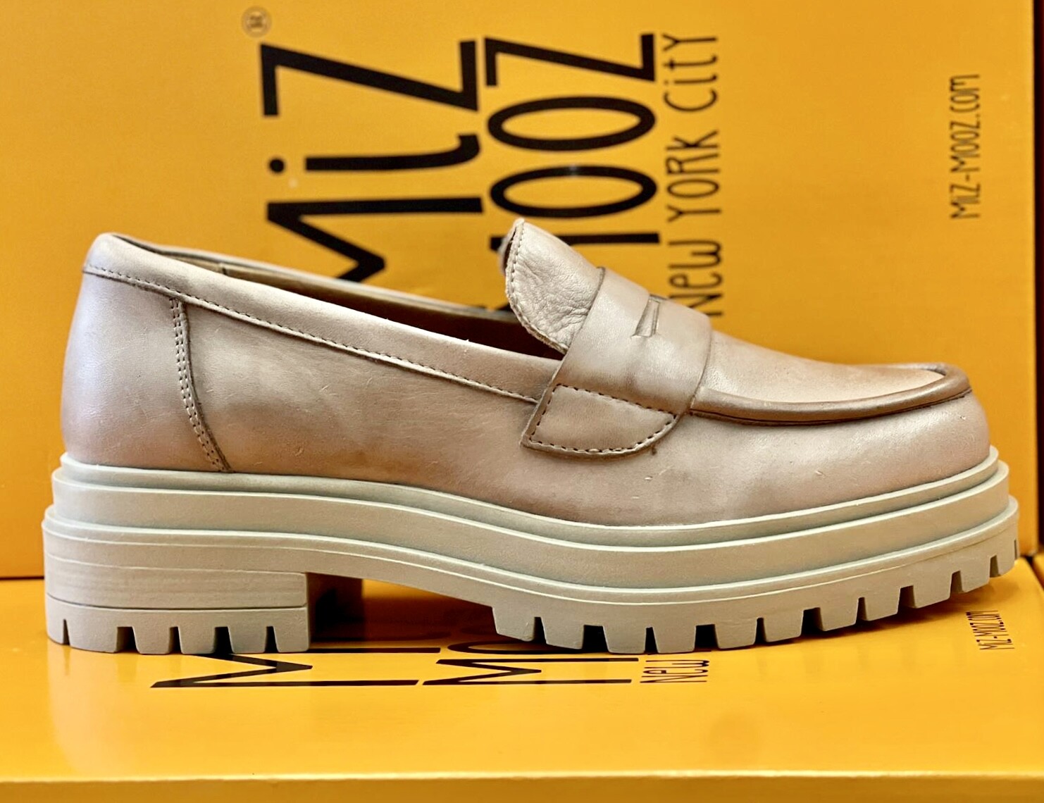 【mizo】LIDNMVINTAGEGOATRIDINGBLOUSON S Miz Mooz Women's Legend Beige Antique Leather Loafer Made in