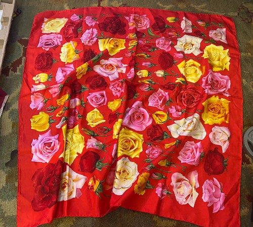 Gucci★素敵！Beige Monogram Logo Print Red Flower Scarf Gucci☆素敵！Beige Monogram Logo Print Red Flower Scarf