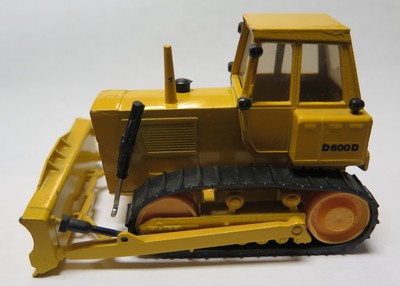 Cursor 1269 Hanomag D 600 D Crawler 1:50 Scale Yellow