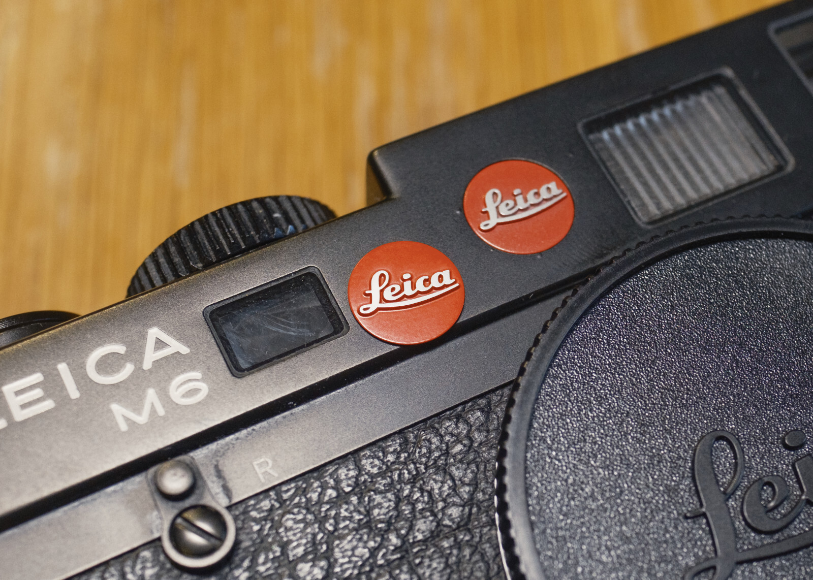LEICA - Leica ライカ ロゴマーク 赤黒レッド M6-M7-M8-M9 用 Leica ライカ ロゴマーク 赤 レッド M6-M7-M8-M9-M10 用 Amazon