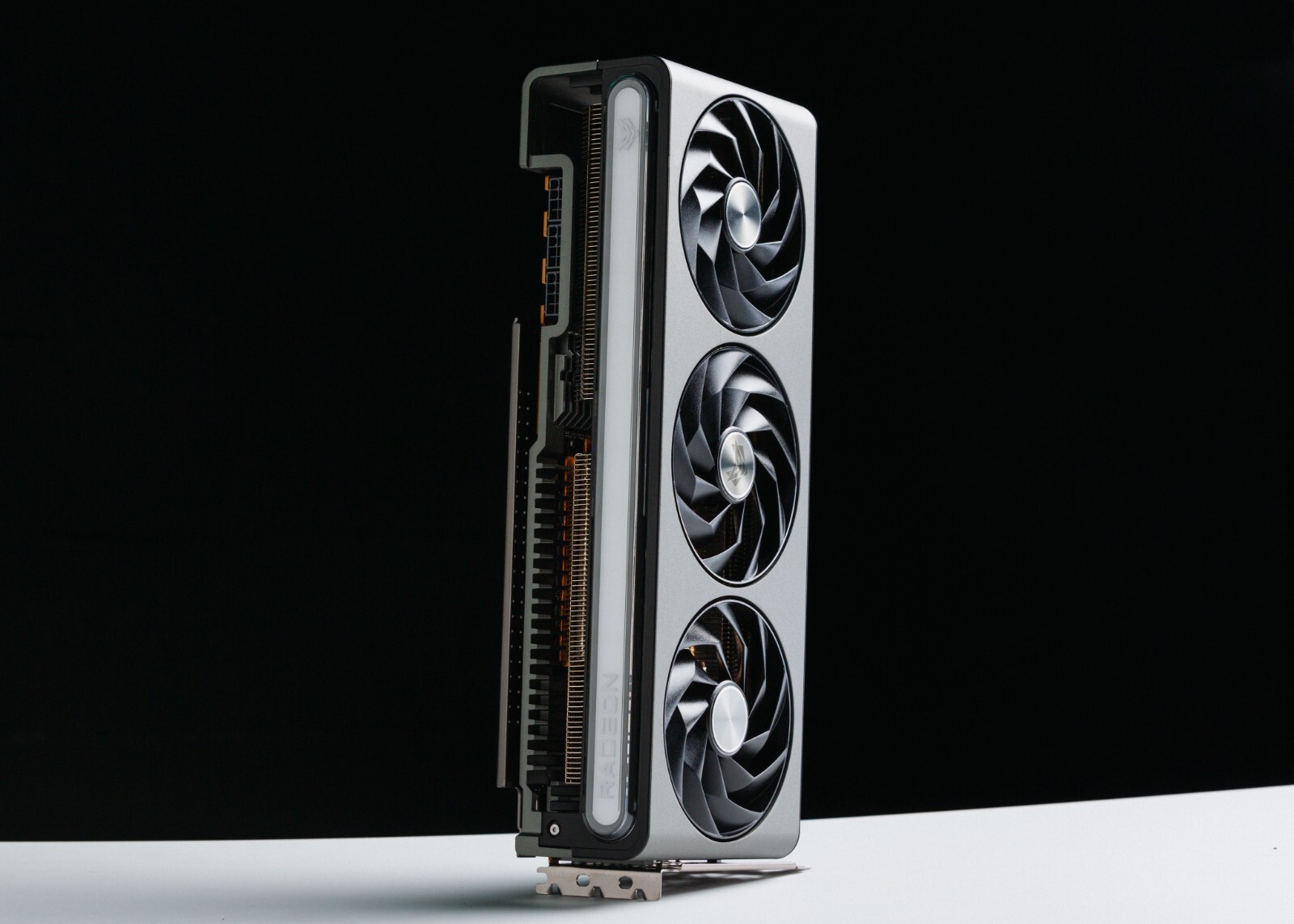 Sapphire Radeon RX 7900 XTX nitro＋ 24GB Amazon.com: Sapphire Nitro+ AMD Radeon RX 7900 XTX Graphics