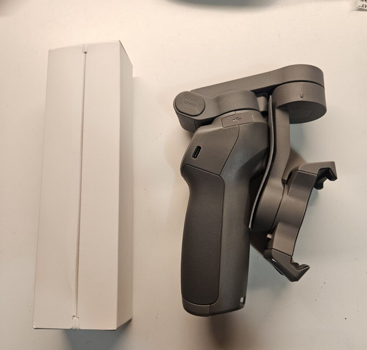 DJI Osmo Mobile 3 Combo (Open - Box / New / Slight Packaging DJI Osmo Mobile 3 Combo (Open - Box / New / Slight Packaging