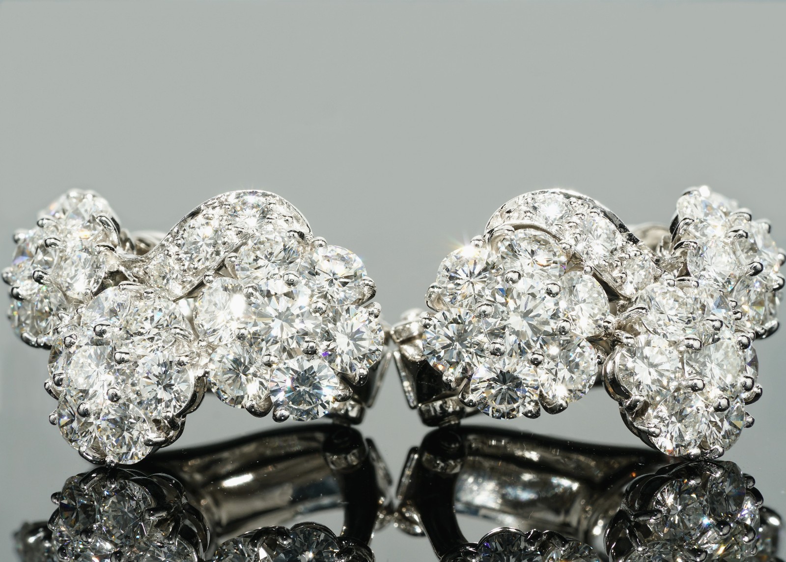 VAN CLEEF & ARPELS Snowflake 3 Flower Platinum Diamond Clip-On Earrings