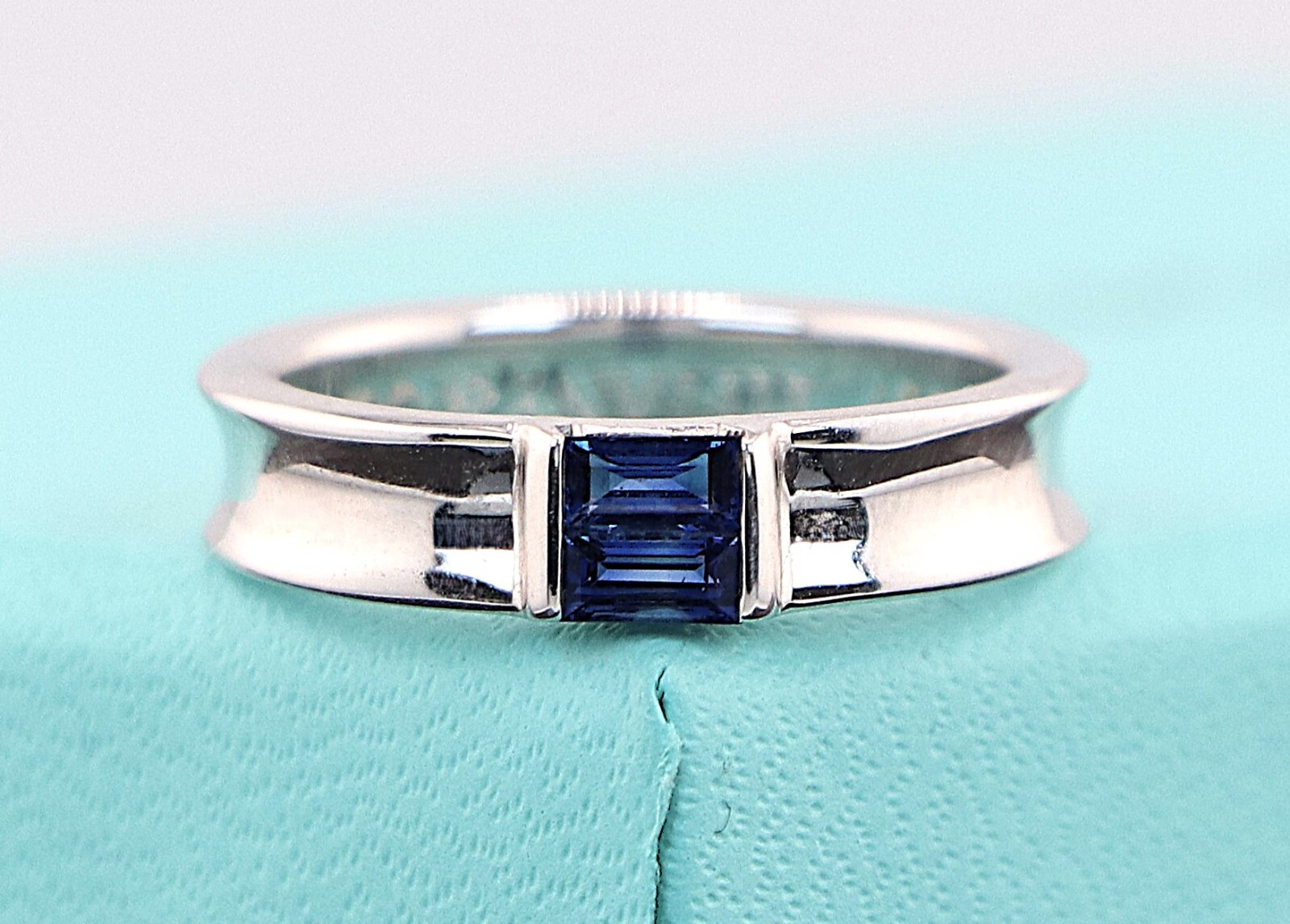 Tiffany & Co. ホワイトゴールドサファイア オープンリング Tiffany & Co. 18k White Gold Baguette Blue Sapphire Stacking
