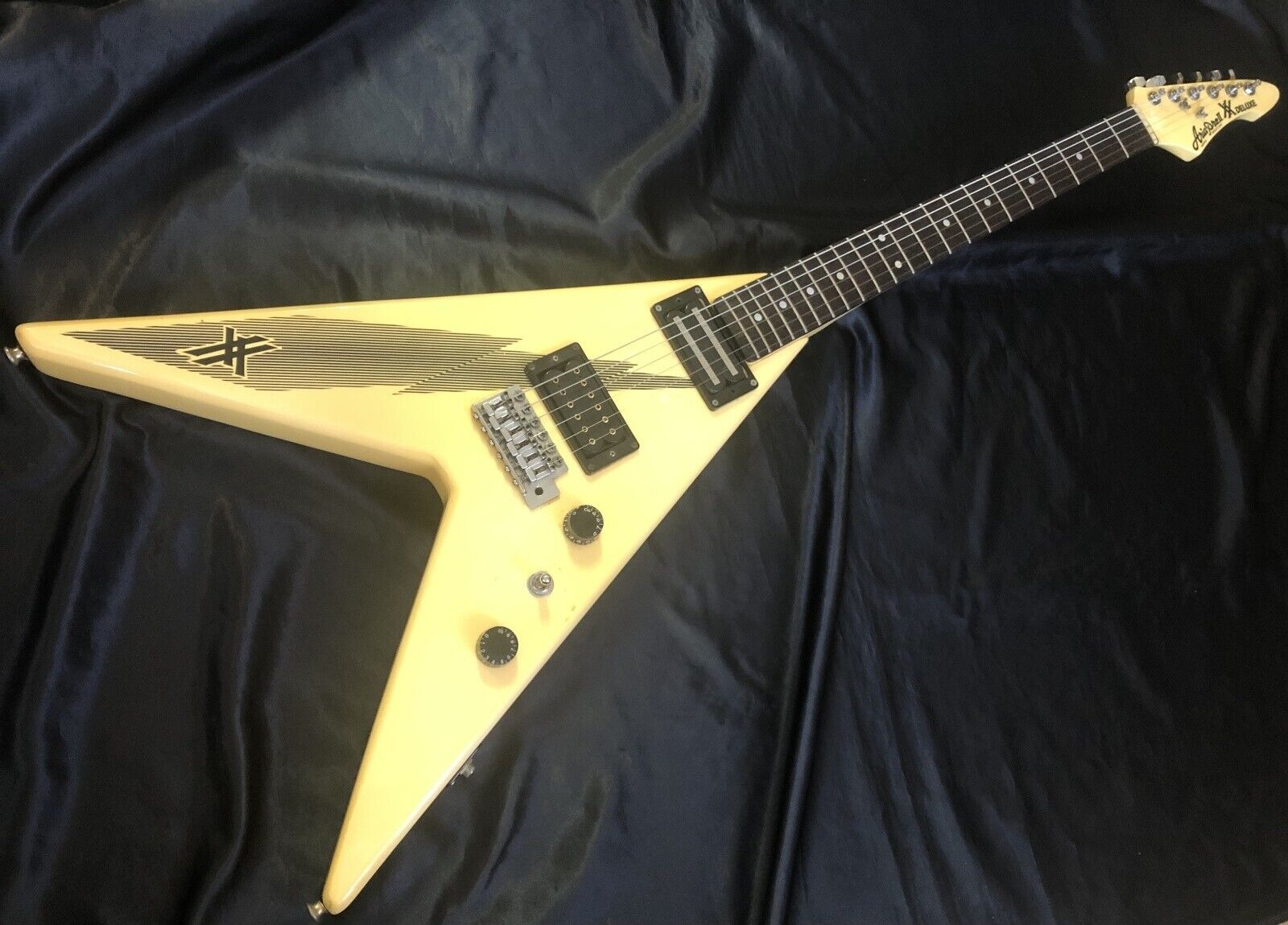 Aria Pro II XX Deluxe Flying V type White Made in Japan Aria Pro II XX Deluxe Flying V type White Made in Japan