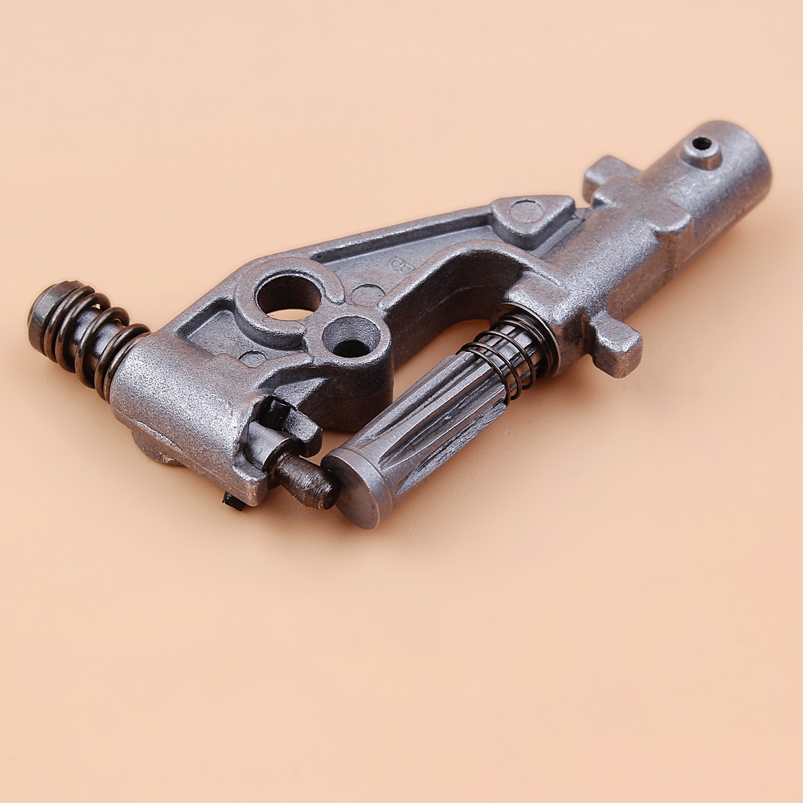 как снять масляный насос на бензопиле. масляный насос хускварна 137. замена масляного насоса на бензопиле. съёмник червяка маслонасоса хускварна. разборка масляного насоса бензопилы хускварна 435.