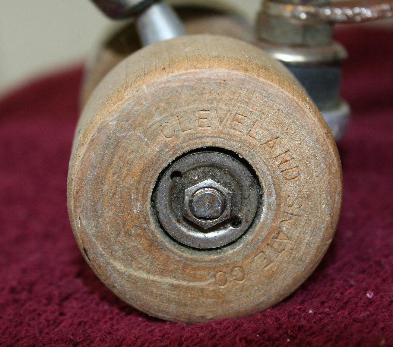 VINTAGE WOMENS CLEVELAND SKATE CO ROLLER SKATES AND WOODEN WHEELS SIZE 8