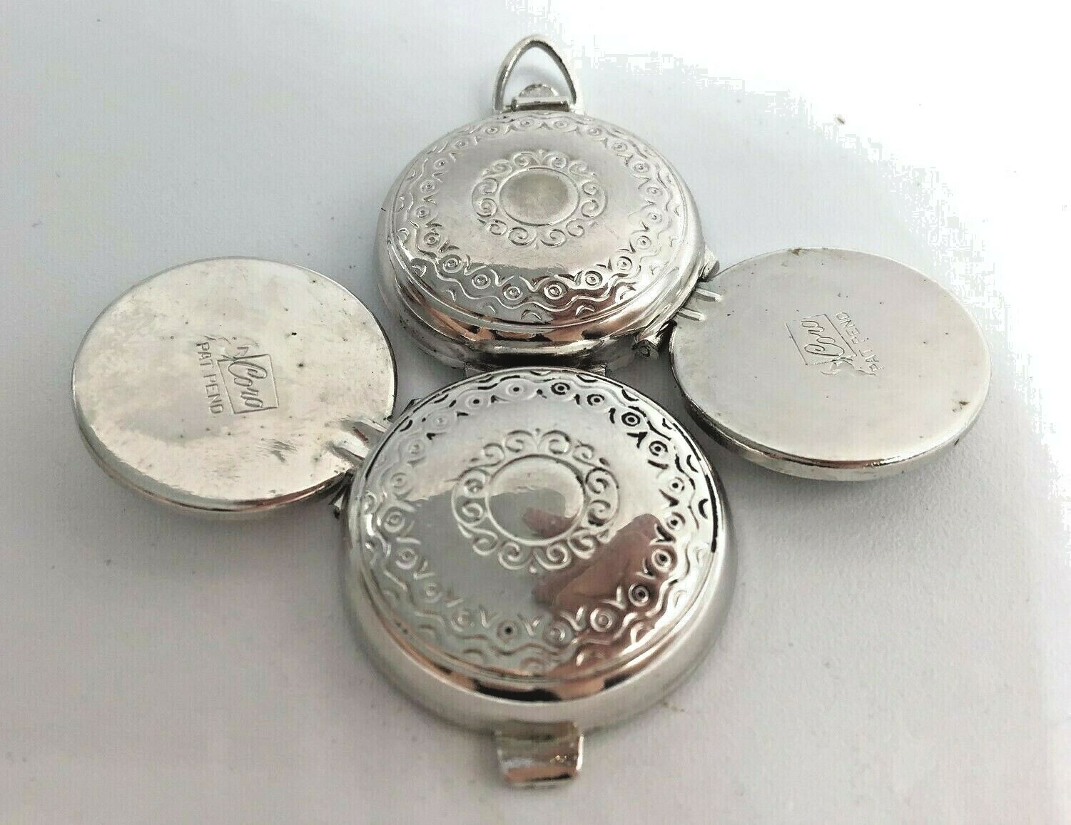 vintage LOCKET pendant 750刻印　K18 Vintage Gold Tone Hinged Oval Locket Pendant Necklace (7329