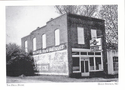 *NC''Drug Store'' (Avent Ferry Rd/Center St) *Holly Springs NC (Postcard) {G106-S2