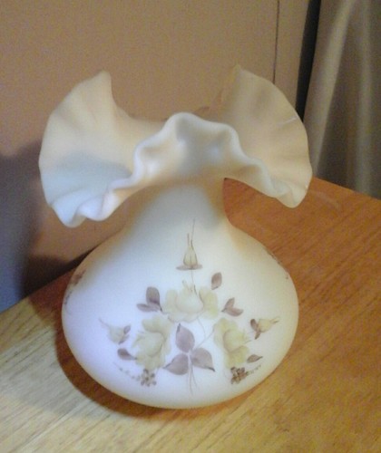 FENTON 花柄 カスタードサテンガラス 2つセット 1匹耳負傷 FENTON 花柄 カスタードサテンガラス 2つセット 1匹耳負傷
