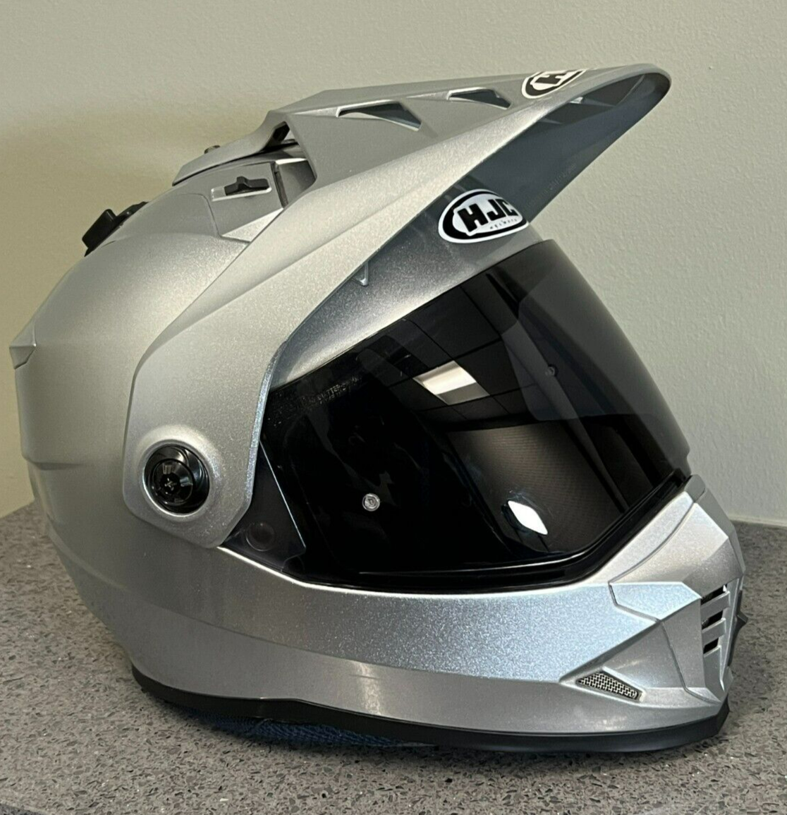 Helmet (silver) Size: Medium