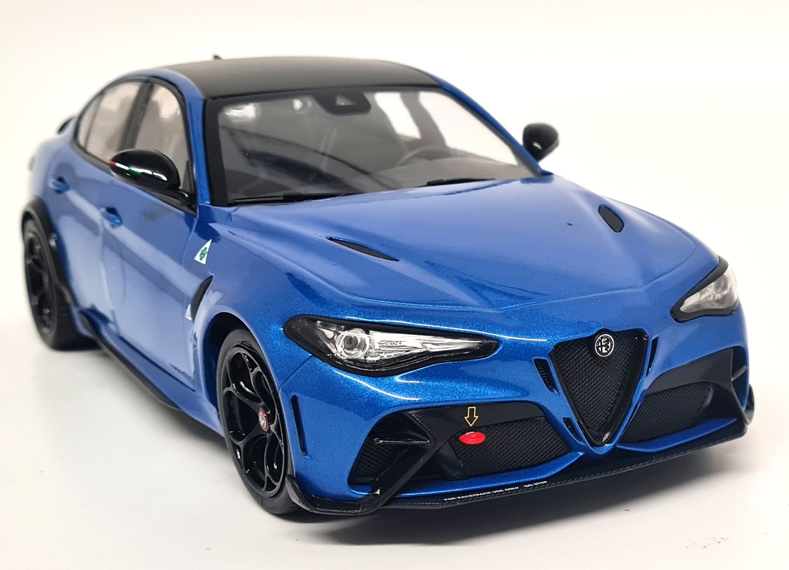 た*し様 solido 1/18 Alfa Romeo Giulia GTAm Amazon.com: SOLIDO 1/18 - ALFA-Romeo Giulia GTA-M Tricolore