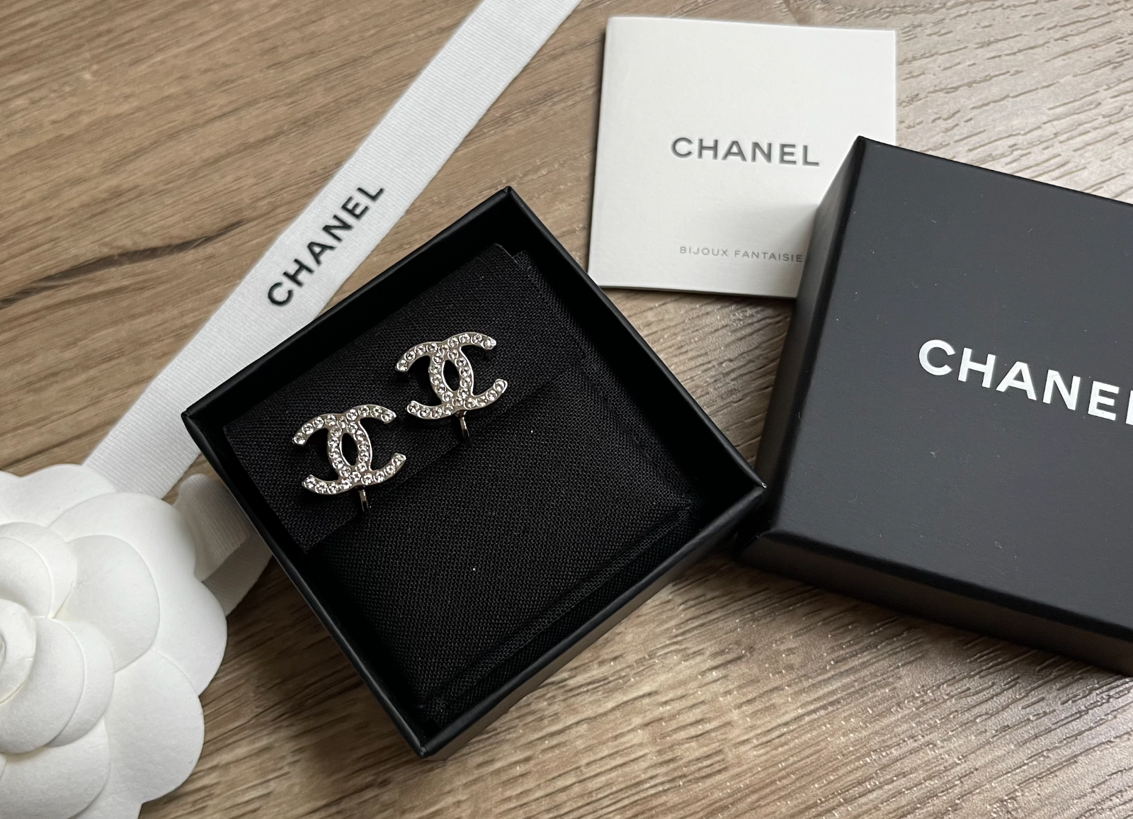 NEW Chanel 25C Crystal Silver Logo Clip-on CC Stud Earrings NEW Chanel 25C Crystal Silver Logo Clip-on CC Stud Earrings