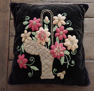 Decorative cat-shaped cushion made by hand in punch needle with heart decoration