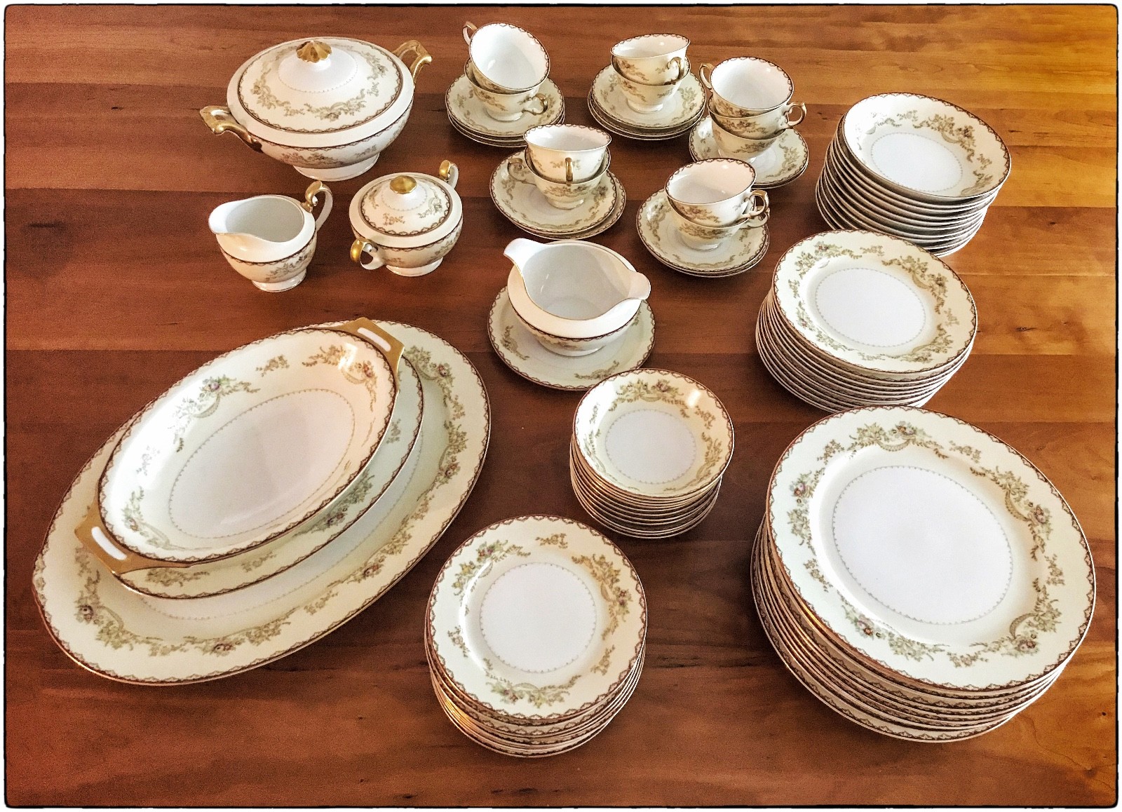 China Meito Japan 1950's service for 12 w/serving pieces hand-paint gold edged