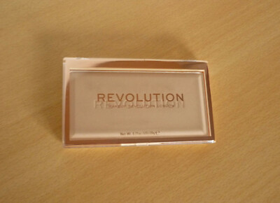 Makeup Revolution Matte base powder Compact gezichtspoeder Pressed powder P1