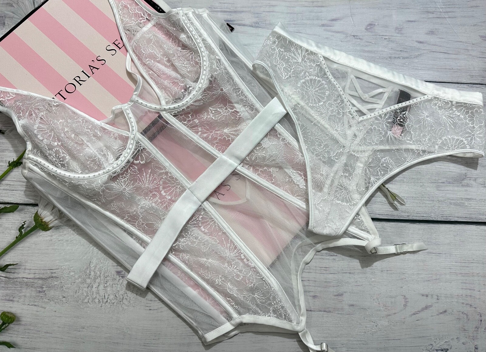 169 $ Victoria s Secret LUXE Bridal Corset Lingerie Merrywidow Garter Set White