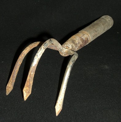 antique wooden handle gardening cultivating claw hand rake (p4)