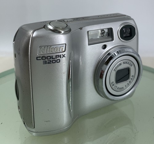 Nikon Coolpix 3200 Digital Camera SILVER WITH NO CARD NO